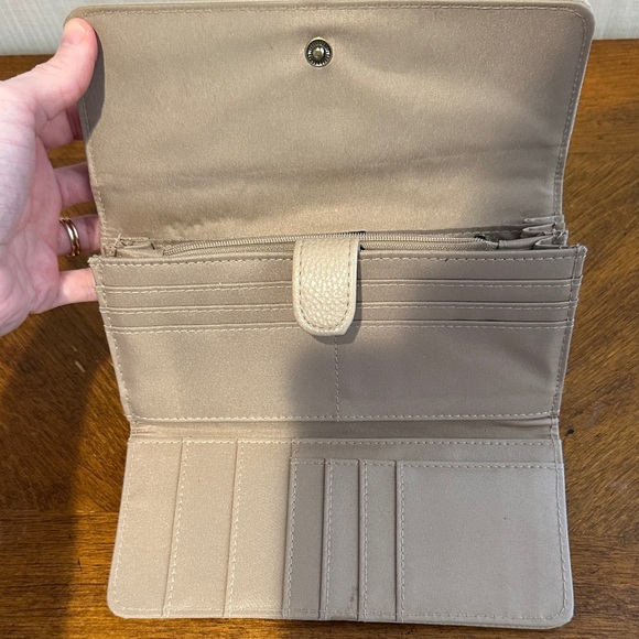 Chic Tan Leather Wallet - Picture 6 of 12